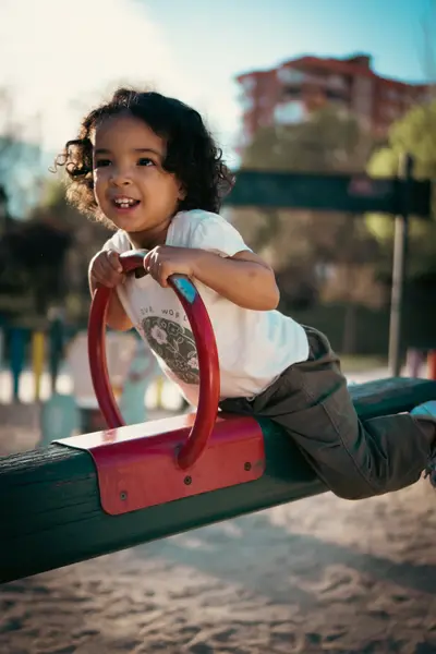 Sesión infantil de una niña jugando en un parque de Madrid