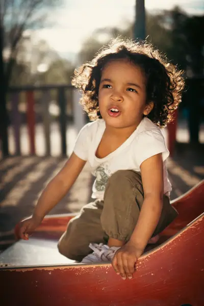 Retrato natural de una niña sonriendo en el parque