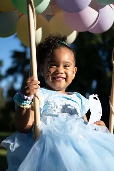 Niña con vestido de fiesta durante un evento en Madrid