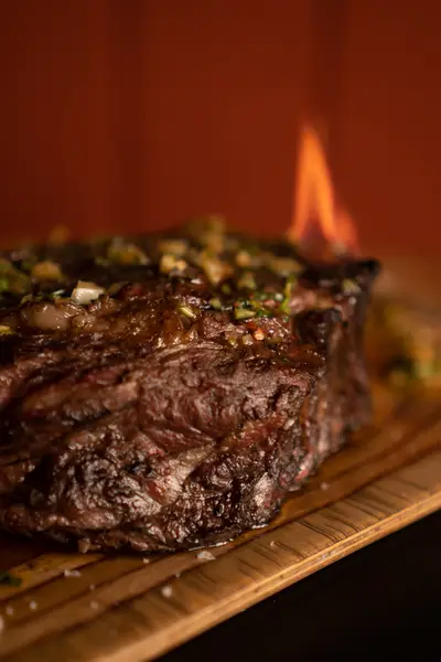 Fotografía de producto de carne a la brasa con luz cálida