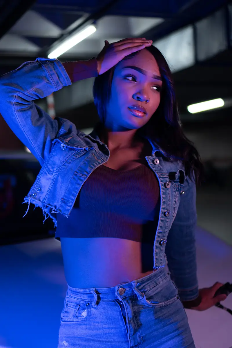 Book de modelo con luz azul en un estudio de Madrid