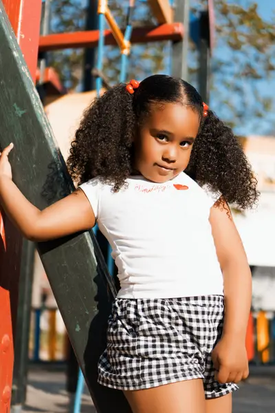 Retrato de una niña posando en el parque durante una sesión