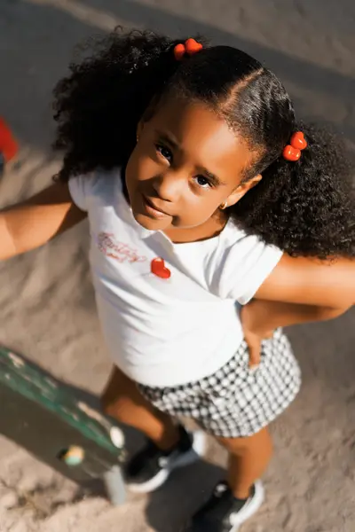 Fotografía infantil natural con luz de tarde en Madrid