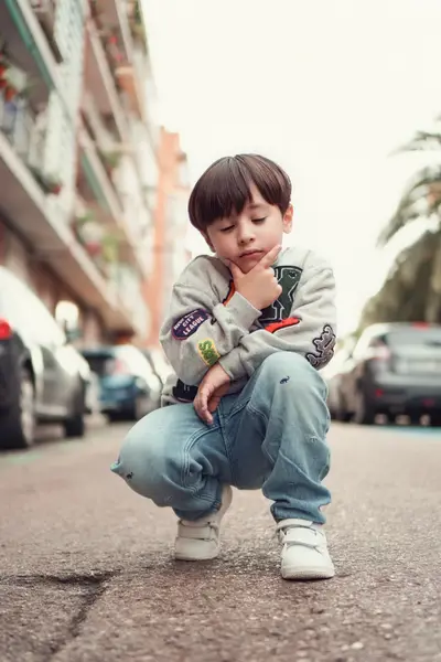 Niño posando en una calle de Madrid durante una sesión
