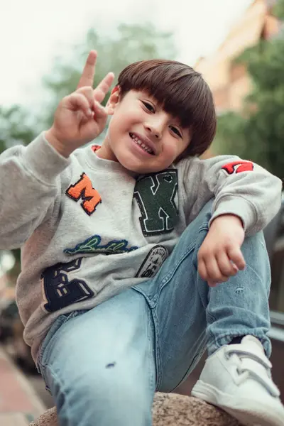 Sesión infantil espontánea de un niño sonriendo