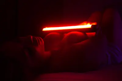 Sesión boudoir con iluminación cálida en estudio privado