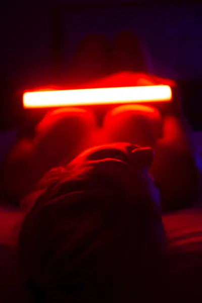 Fotografía privada con luz roja de ambiente en Madrid