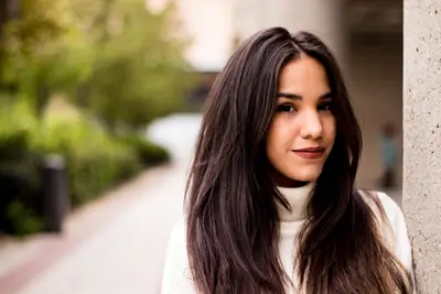 Retrato femenino natural en exterior con luz suave en Madrid