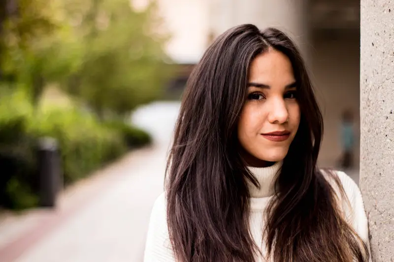 Retrato femenino natural en exterior con luz suave en Madrid