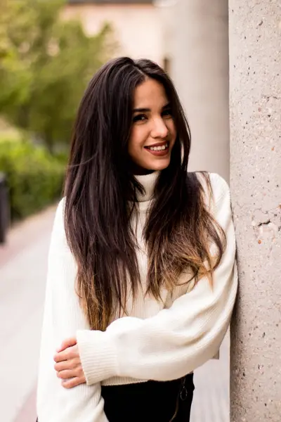 Book de retrato femenino sonriendo en una calle de Madrid